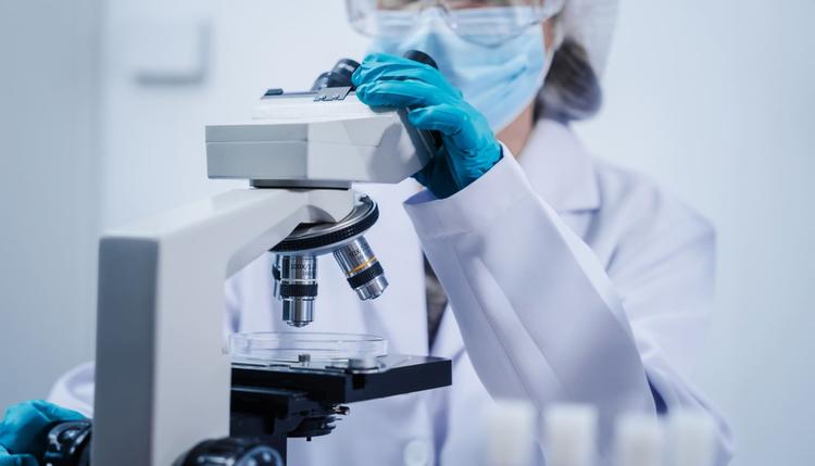 Profissional de saúde avaliando amostra de sangue de indivíduo com neutropenia