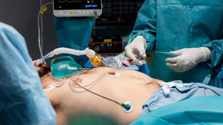 Pré-oxigenação com máscara de oxigênio vs ventilação não invasiva na intubação