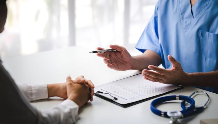 médico conversando com paciente sobre possíveis diagnósticos de hipertensão