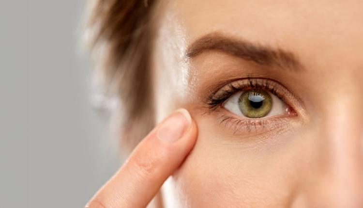 O que o novo TFOS fala sobre os cuidados relacionados ao uso de lentes de contato?