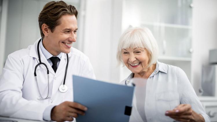 Qual é o melhor tratamento para fraturas osteoporóticas vertebrais em idosos?