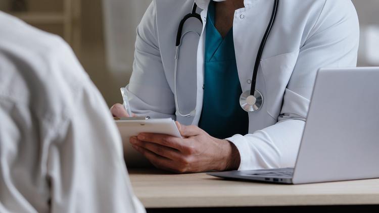 Médico conversando com paciente sobre epilepsia