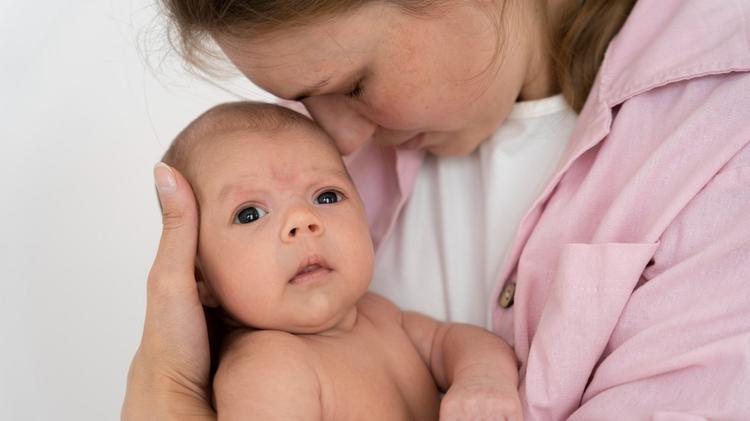 Associação entre idade materna jovem e anomalias fetais