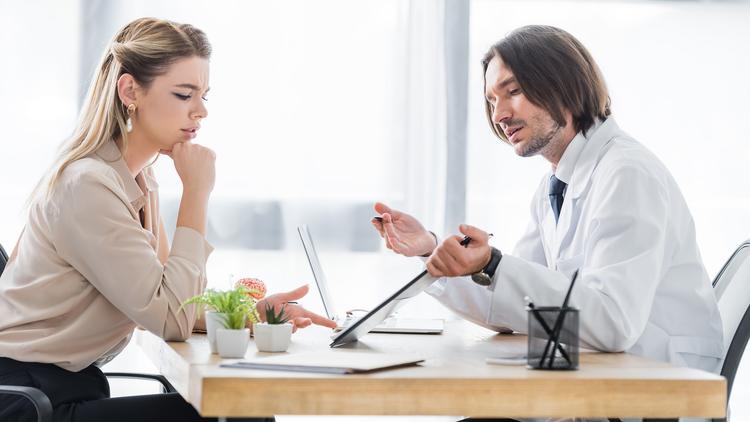 Intervenção digital versus metformina em mulheres com ovários policísticos