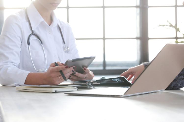 Como o prontuário eletrônico pode ajudar no tratamento de pacientes com IC?