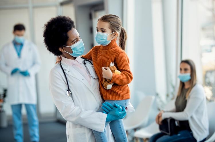 Como passar um acesso intraósseo na emergência pediátrica?