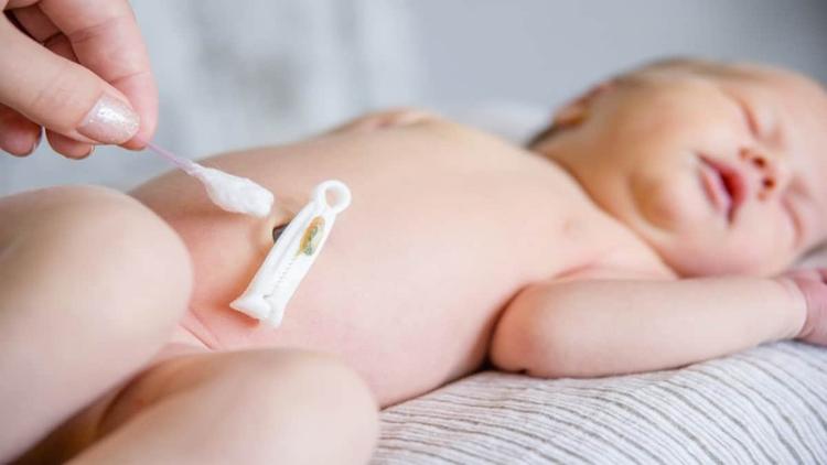 Devo recomendar higiene com álcool 70% no coto umbilical do recém-nascido?