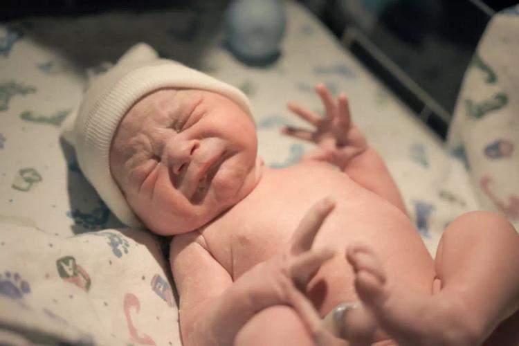 Como conduzir um recém-nascido de mãe com sífilis?