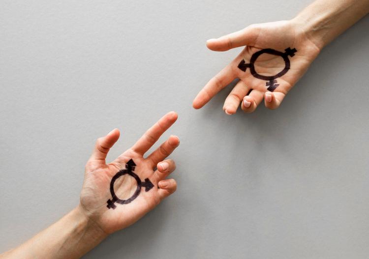 Quais os benefícios da reposição hormonal no indivíduo transgênero?