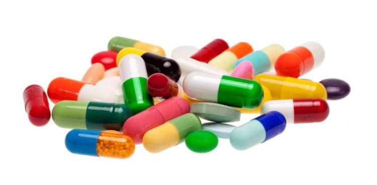 Que dose de apixaban usar em pacientes com fibrilação atrial?