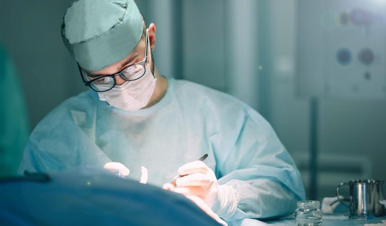 médico realizando cirurgia cardíaca