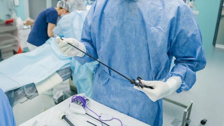 TaLar trial pós-excisão total do mesorreto laparoscópica versus transanal