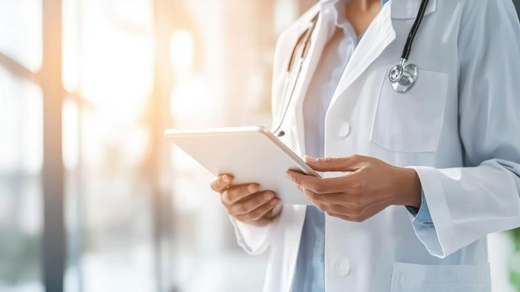 médico usando tablet