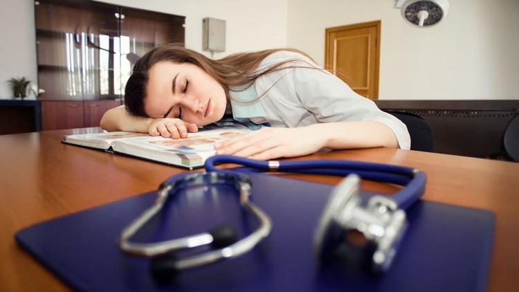 estudante de medicina com sono