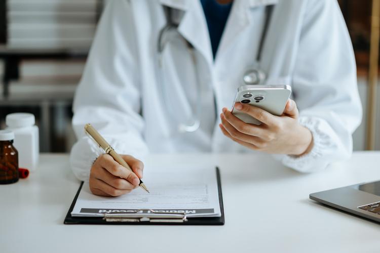 Aplicativos de decisão clínica e sua importância no início da carreira médica