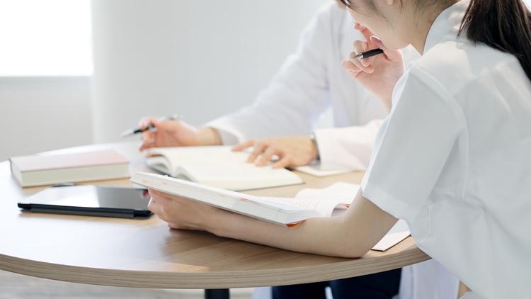 Aprender com o colega ou com o professor? Veja a análise do estudo feito