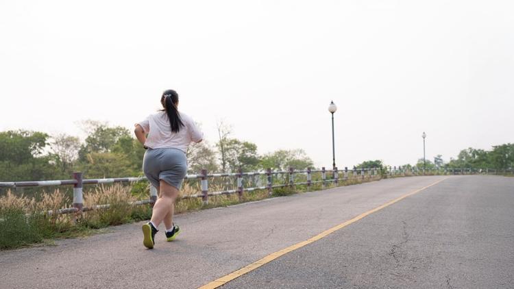 mulher fazendo atividade física