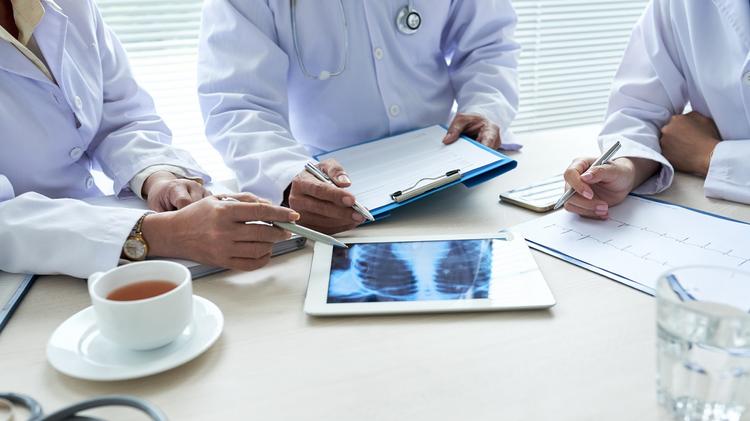 Corticoide para pneumonia comunitária não apresenta benefício em novo estudo