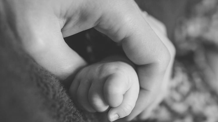 Eficácia do contato pele a pele na redução do risco de hemorragia pós-parto