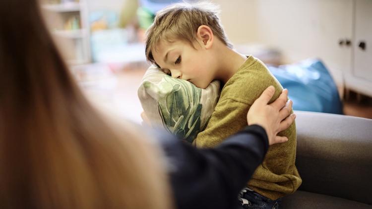 Estimulação transcraniana por corrente pulsada e funcionamento social em autistas