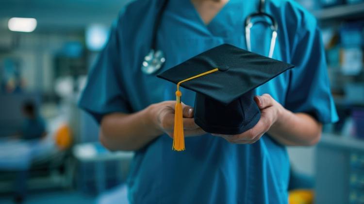 Fatores decisivos na escolha dentre as carreiras médicas: O papel da Universidade