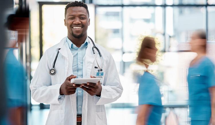 médico usanda tablet para atualizações clínicas