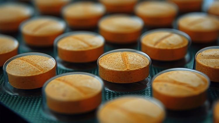 Suspender ou manter a terapia antirreabsortiva em procedimentos dentários