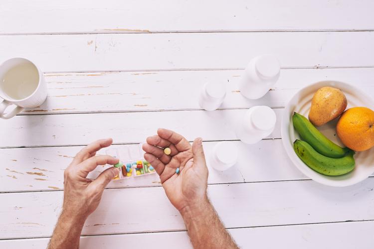 Suplementos vitamínicos e proteicos: Qualsua relação com a acne?