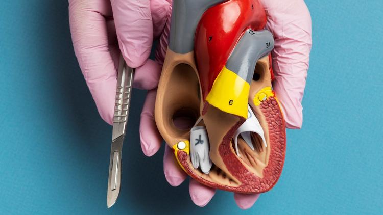 CRM precoce vs. tardia em pacientes com SCA em uso de ticagrelor