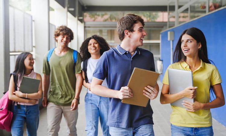 Estudantes de baixa renda no curso de Medicina