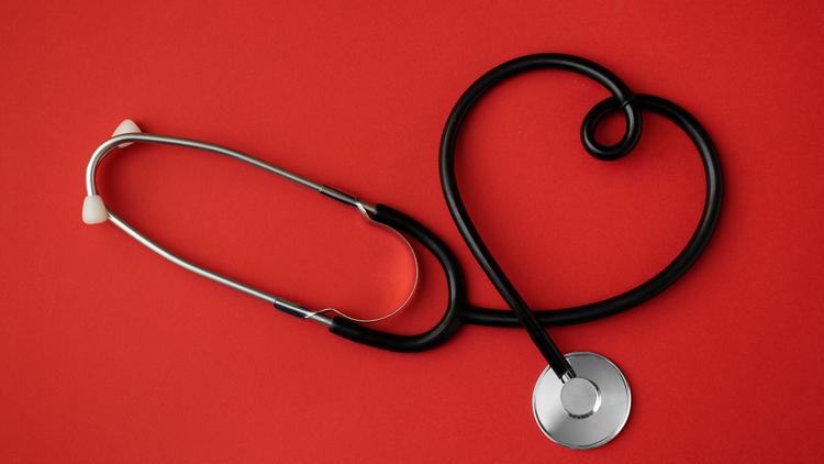 Revascularização de oclusão coronária crônica traz benefícios clínicos?