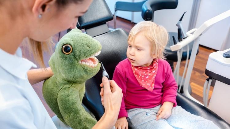 criança em consultório odontológico