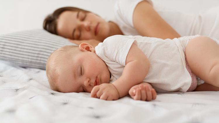 mamãe e bebê dormindo
