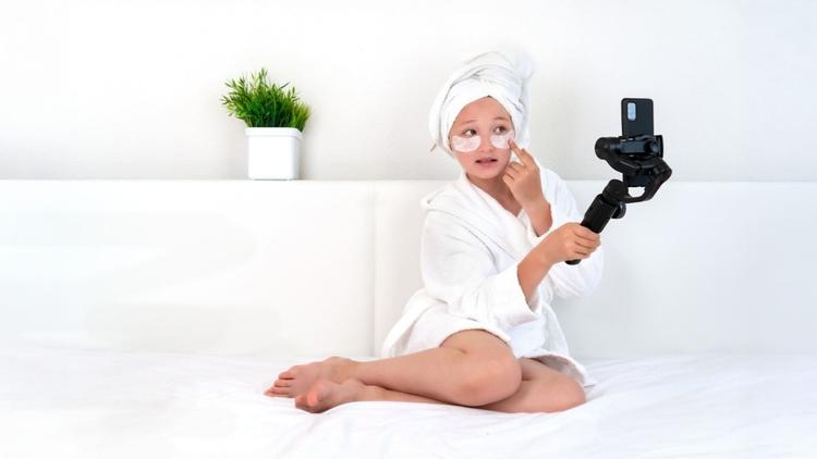 Skincare infantil e TikTok: influenciadores mirins são benéficos para crianças?