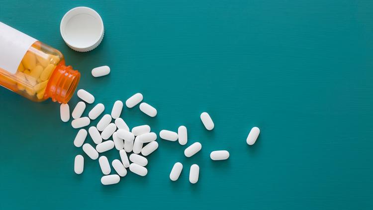 Comprimidos de vericiguat saindo do vidro em cima da mesa