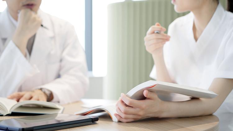 médicos com cadernos estudando a nova diretriz