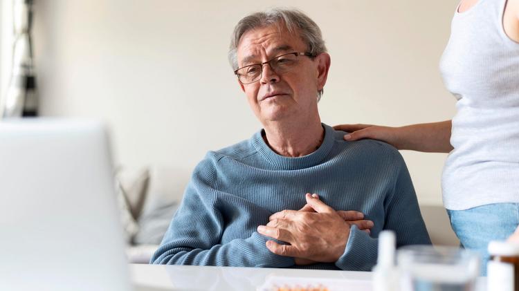 Qual a melhor estratégia no paciente idoso com infarto sem supra?