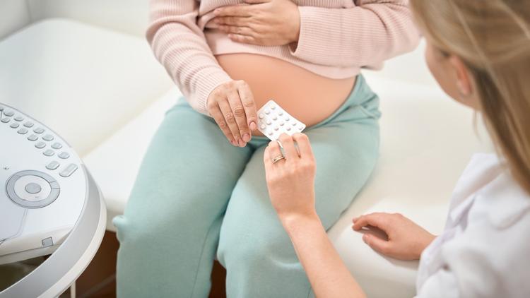 gestante tomando suplementação de cálcio