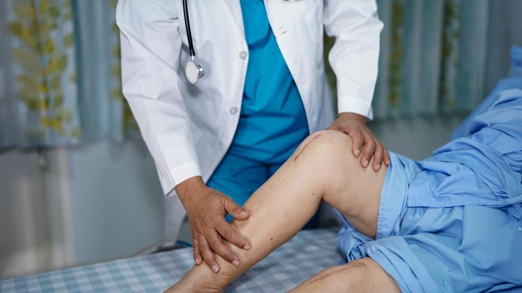 O arco de movimento e a satisfação do paciente após artroplastia do joelho