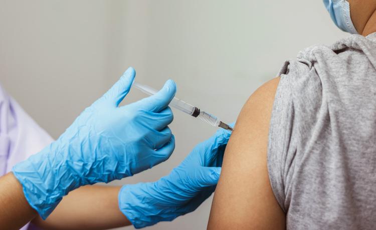 Paciente imunossuprimido sendo vacinado