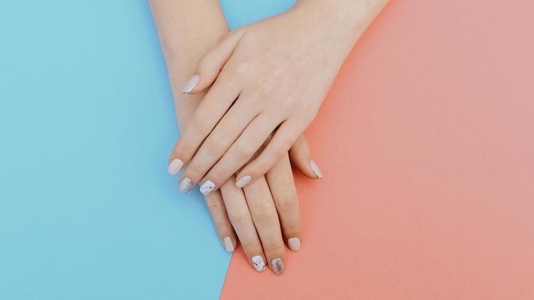 Anvisa proíbe substâncias usadas em esmaltes por risco de câncer e infertilidade