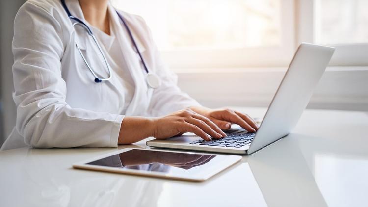 Avaliação do ChatGPT e Google Gemini em fornecer respostas à pacientes