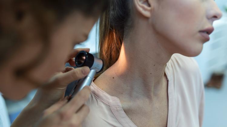 Caso clínico: Lesão enegrecida nova e “graxenta” na região inframamária