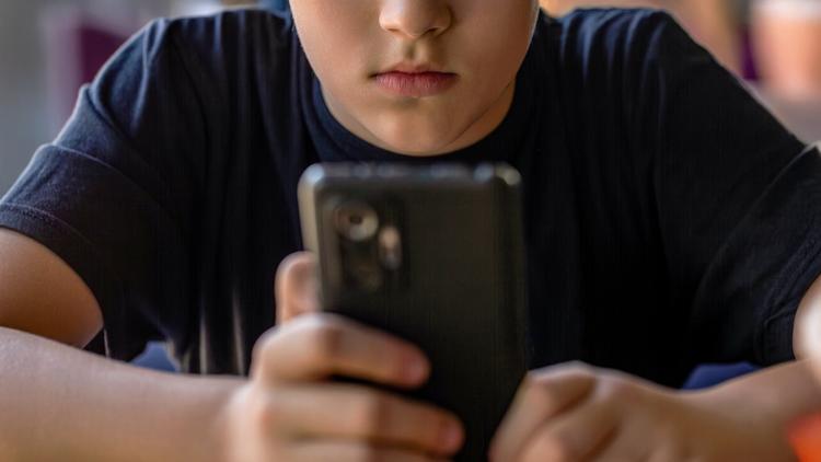 Uso problemático de telas e sua correlação com suicídio e saúde mental em jovens