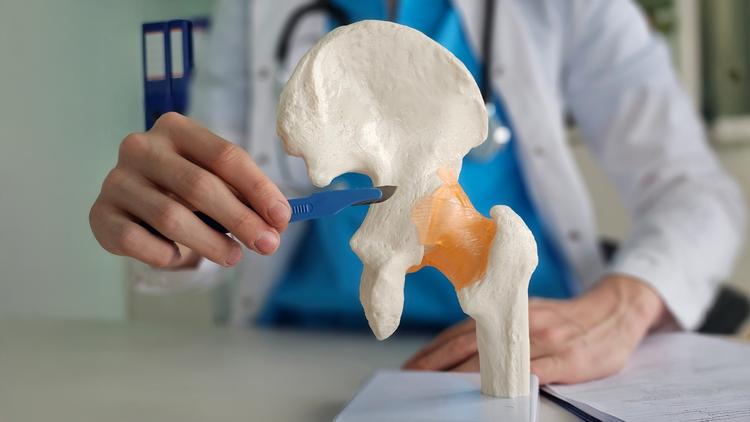 Qual é o perfil das infecções após artroplastias parciais do quadril?