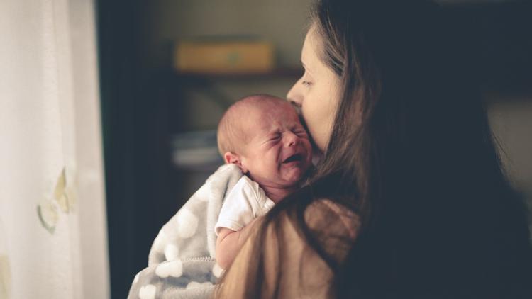 Revisão destaca quando o pediatra deve pensar em APLV em lactentes com cólica