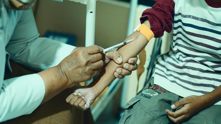 Recomendações da AAP para a prevenção e o controle da gripe em crianças (2025/26)