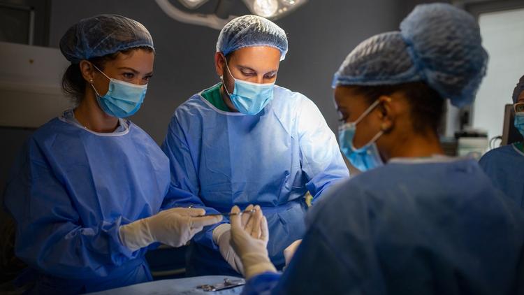 Espanha realiza primeiro transplante de rosto com doadora que solicitou eutanásia