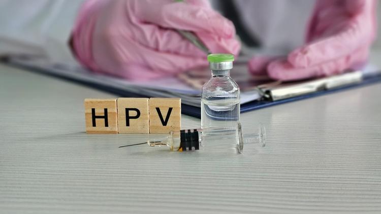 Vacinação contra HPV após diagnóstico de NIC2 e risco de progressão da doença