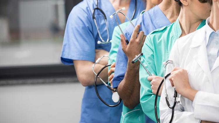 CFM: direitos e deveres de médicos residentes em casos de paralisação